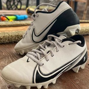 Kids Nike 3Y Soccer Cleats & knee pads
